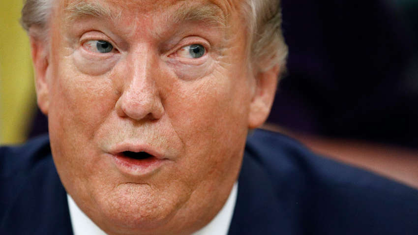 Трампа просят определиться с решением посетить слушания по его импичменту