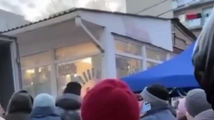 Голодные россияне подрались за продовольствие в большом городе РФ (ВИДЕО) Голодные россияне подрались за продовольствие в большом городе РФ (ВИДЕО)