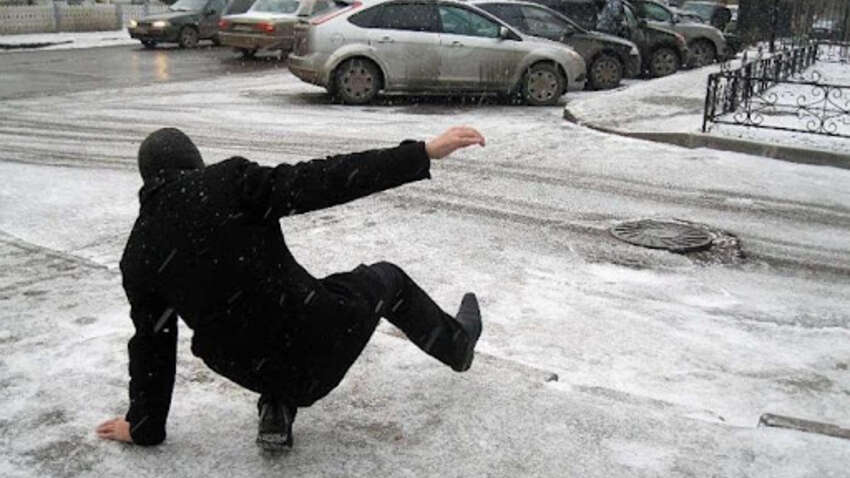 Прибрати неможливо – присідайте: у КМДА дали поради у разі падіння на льоду