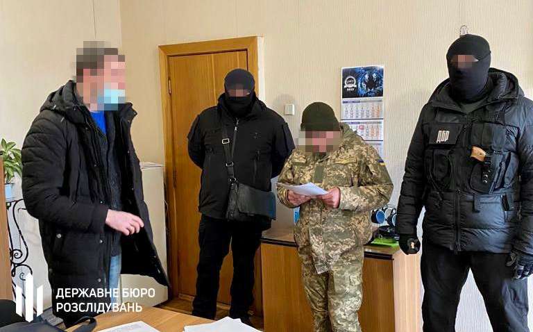 В Украине инспектор исправительной колонии изнасиловал двух девушек