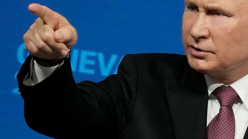 Путин набросился с оскорблениями на президента Зеленского Путин набросился с оскорблениями на президента Зеленского