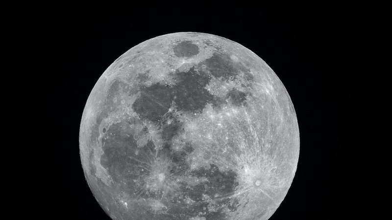 В NASA подтвердили, что на солнечной стороне Луны есть вода (видео)