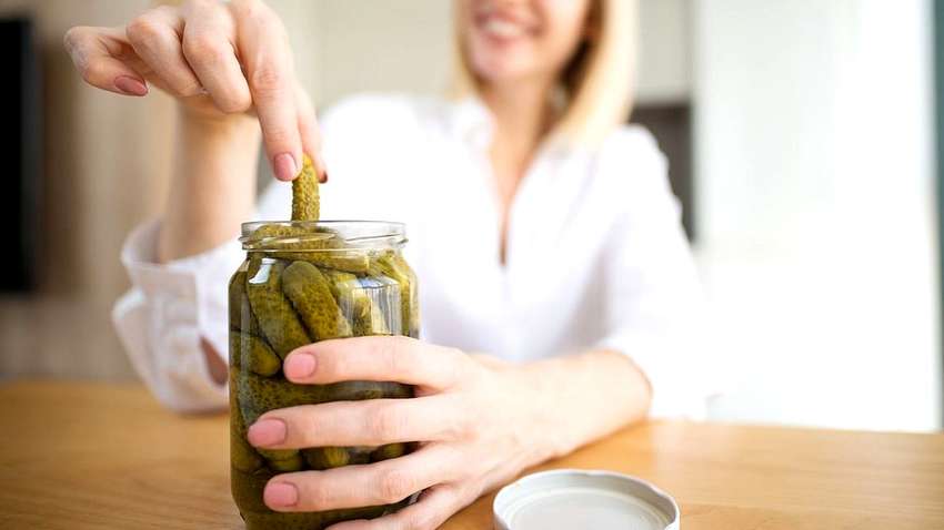 Чего не хватает организму, когда «тянет» на кислую еду