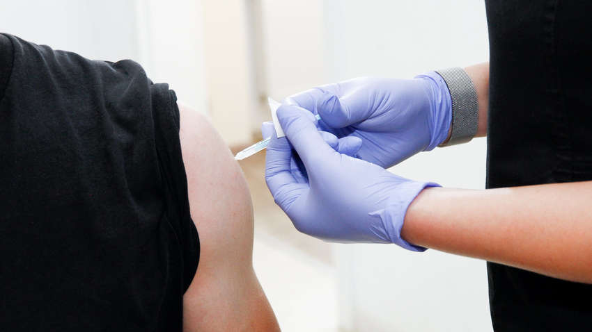 Вакцинувався - отримав квиток на футбол: як у Полтаві заохочують громадян Вакцинувався - отримав квиток на футбол: як у Полтаві заохочують громадян