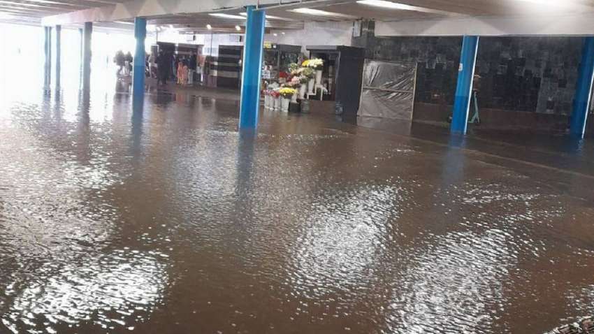 "Эффективность" столичных властей в действии: в Киеве потоп, вода "пошла" в метро "Эффективность" столичных властей в действии: в Киеве потоп, вода "пошла" в метро