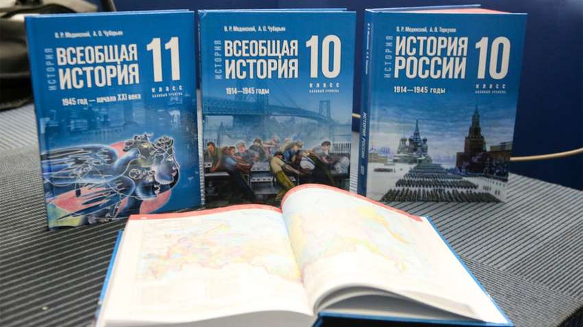 Російських школярів змусять вивчати "історію" Путіна