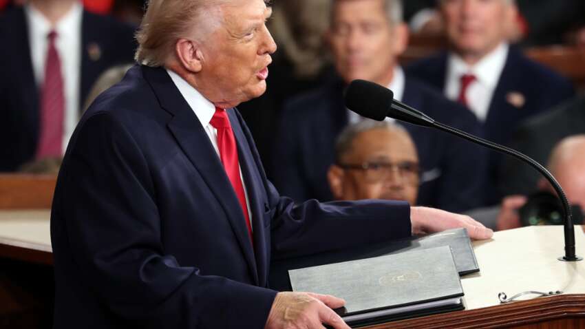 Перука, синці та проблеми з мовою: до здоров'я Трампа знову з'явилися питання після виступу у Конгресі (ФОТО)