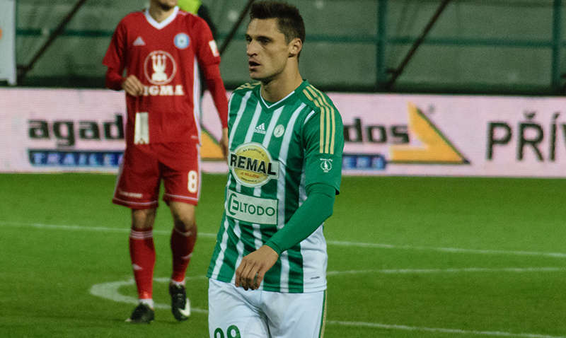 Российского футболиста выдворили из страны из-за неуплаты штрафов