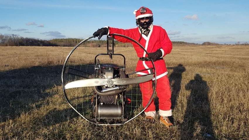 Дід Мороз-парапланерист привітав дітлахів з Новим роком, розкидавши з неба солодощі