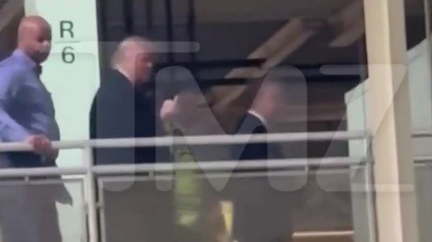 Камера все зафиксировала: кому Трамп показал средний палец