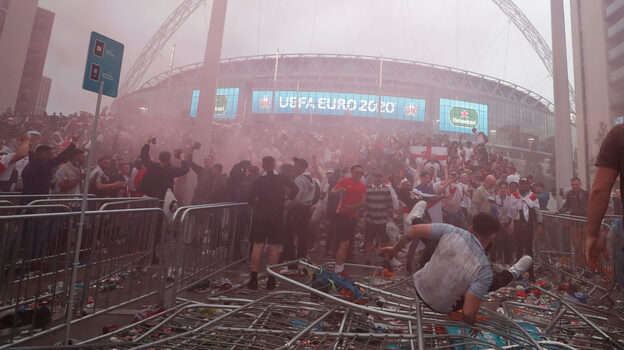 Сколько английских полицейских пострадали во время столкновений после финала Евро-2020