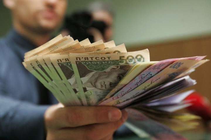 Зарплати та соцвиплати могли зрости вже у квітні! Що заважає?