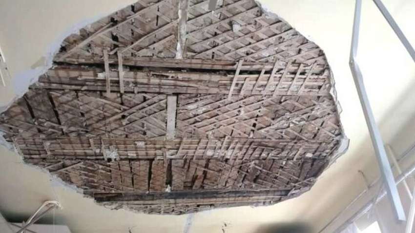 В Одесі, у школі, посеред уроку впала стеля: відомо, чи постраждали діти (ВІДЕО)