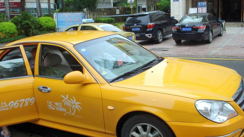 У Китаї показово знищили 180 фальшивих таксі