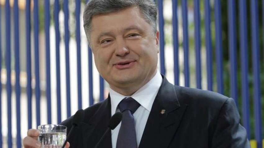 "Спекулирует на ВСУ, но вероятно выводит миллионы из Украины": СМИ о подарке Порошенко в 1 млн долларов