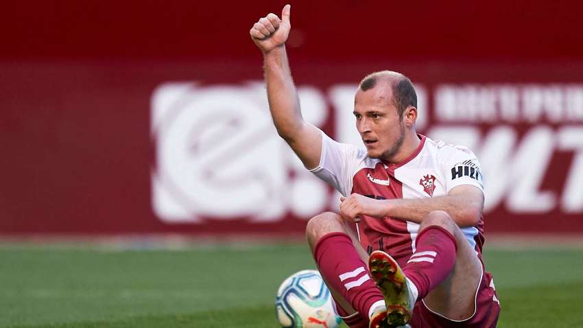 Почему испанские ЛГБТ-активисты выступили против украинского футболиста Зозули