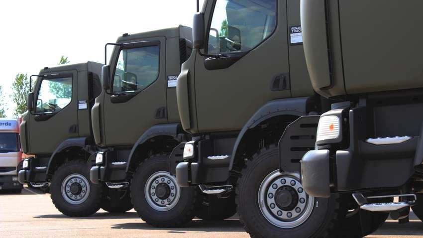 Секретна місія з Києва. Кілька вантажівок покинули Україну перед ракетними обстрілами