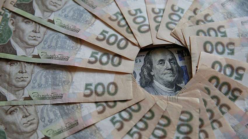 Курс гривні в Україні: літні танці від девальвації до ревальвації