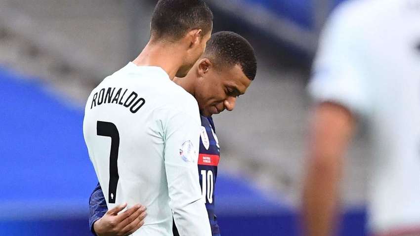 Это прекрасно: фотограф поймал восхищенный взгляд Мбаппе на Роналду Это прекрасно: фотограф поймал восхищенный взгляд Мбаппе на Роналду