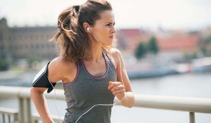 Музыка во время бега: в чем опасность и польза