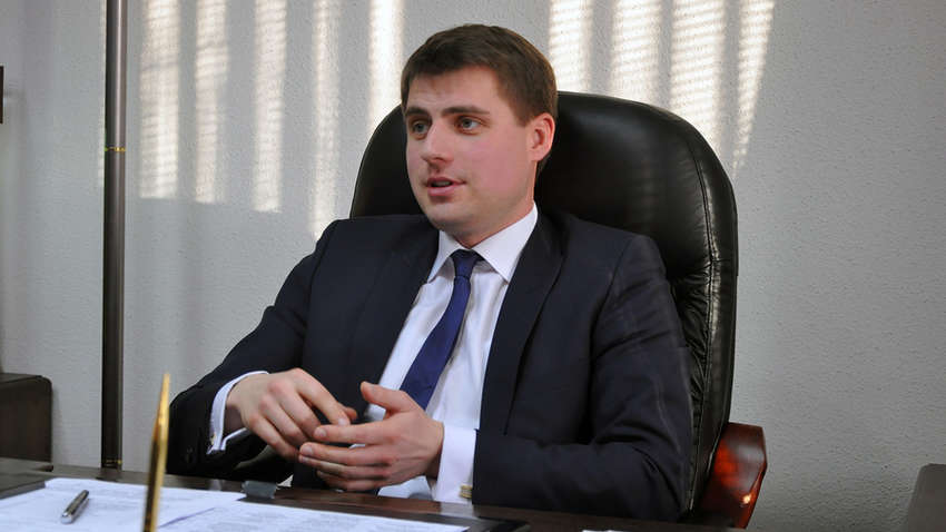 Уволенный экс-начальник Николаевской таможни пытается вернуться на госслужбу, - расследование