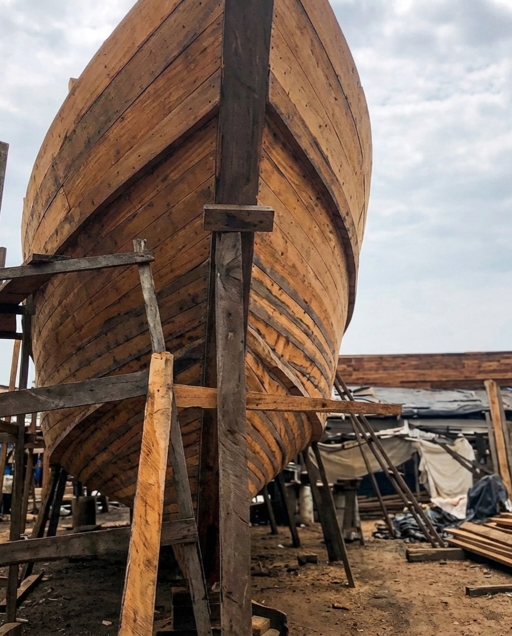 Африканский Ной прогнозирует потоп в 2025 году и строит флот ковчегов для спасения человечества (ФОТО) - фото 2 Африканский Ной прогнозирует потоп в 2025 году и строит флот ковчегов для спасения человечества (ФОТО) - фото 2