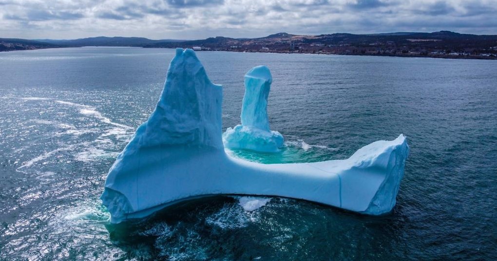 Необычная форма айсберга вызвала бурю эмоций в сети (ФОТО) - фото 3