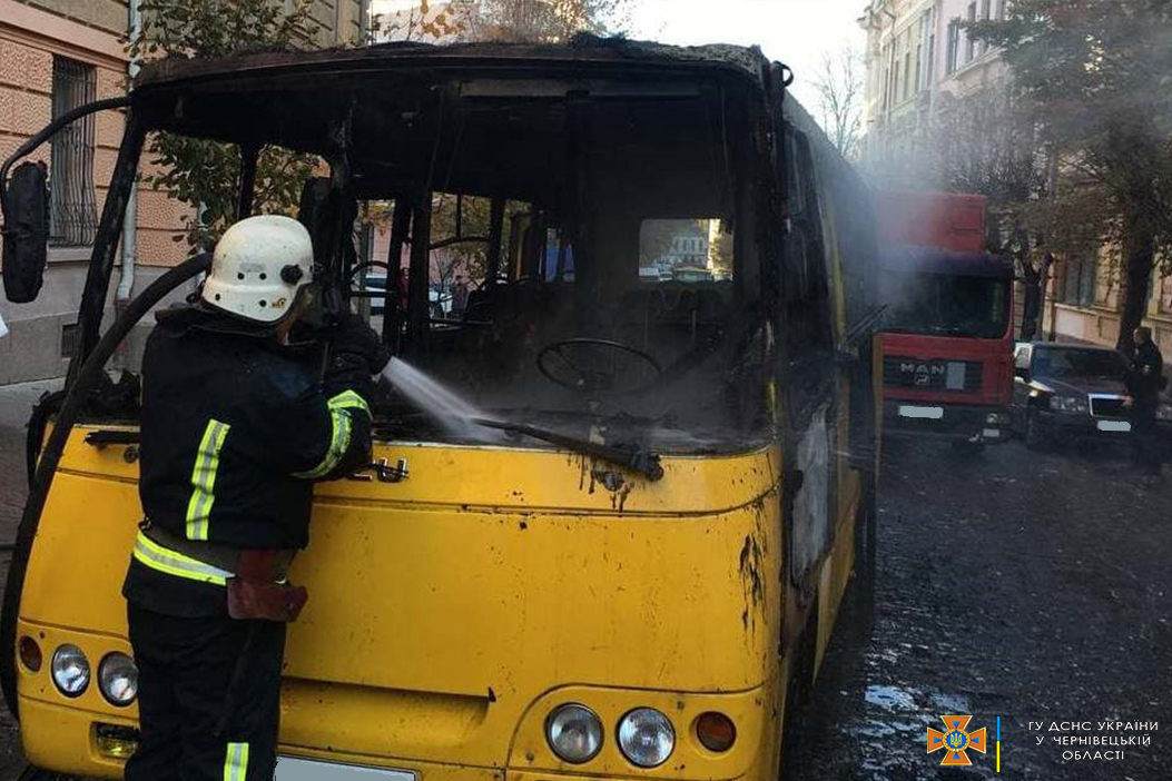 В центрі Чернівців під час руху спалахнула маршрутка - фото 2