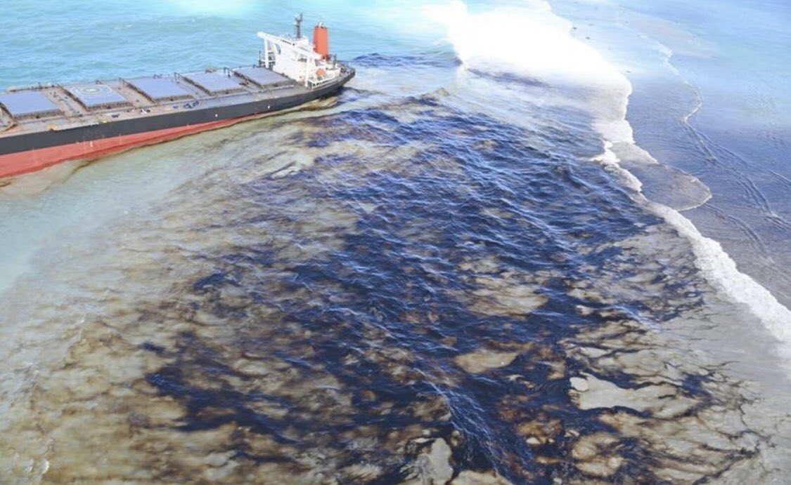 Берега острова Маврикий заливают тонны нефти (ФОТО, ВИДЕО) - фото 3