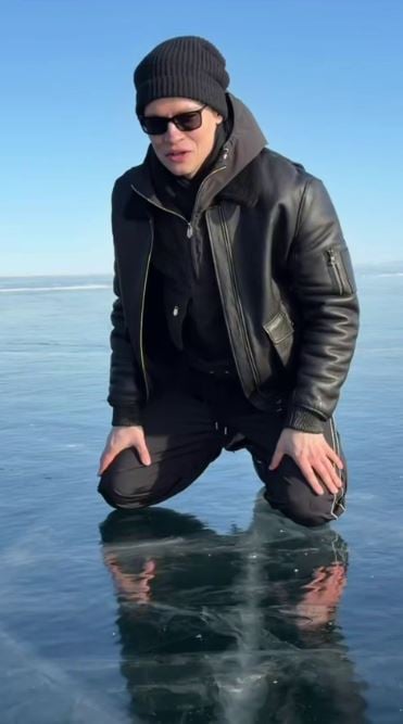 Лед со слюнями артиста за 50 тысяч: в Иркутске выставили на продажу кусок Байкала, который облизал SHAMAN - фото 2