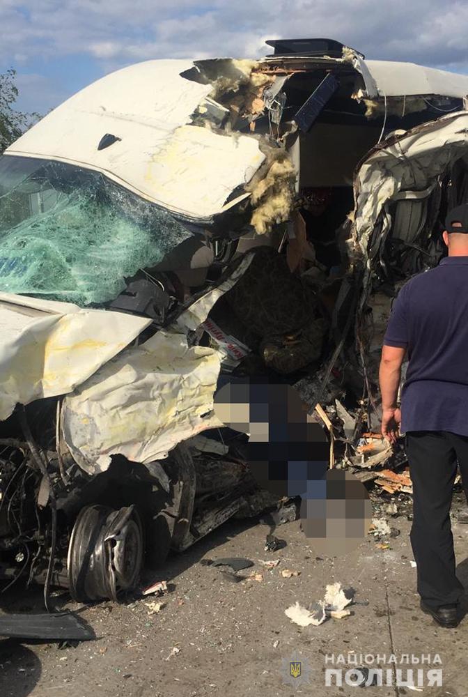 Страшна ДТП в Житомирській області: зіткнулися маршрутка і вантажівка, чотири жертви - фото 3