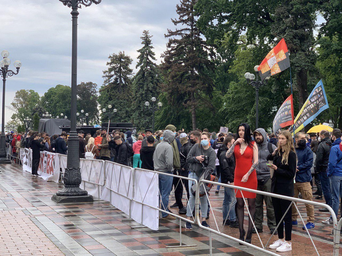 Протестувальники під будівлею Верховної Ради вимагають відставки Авакова - фото 7