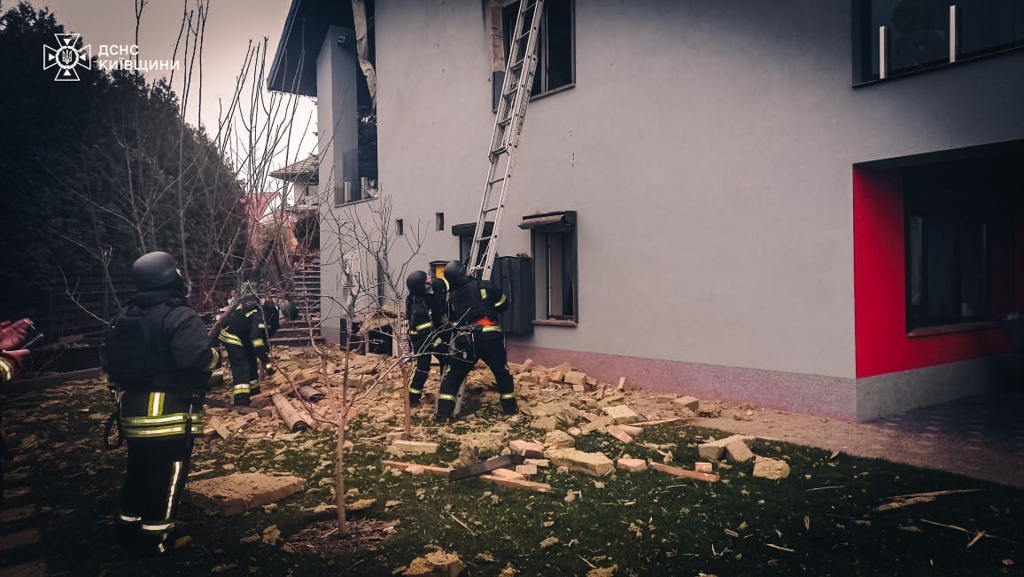 Рятувальники показали наслідки ударів по Київщині (ФОТО) - фото 2