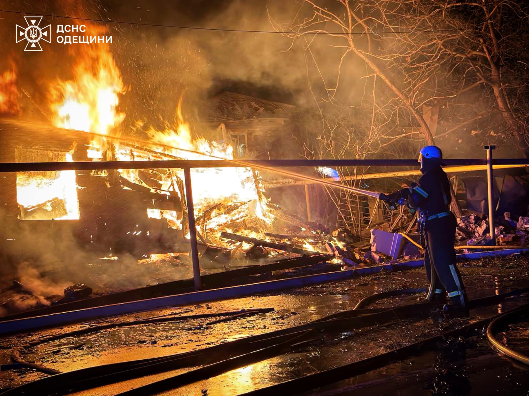 Рятувальники показали перші кадри з місця прильоту в Одеській області (ФОТО, ВІДЕО) - фото 3