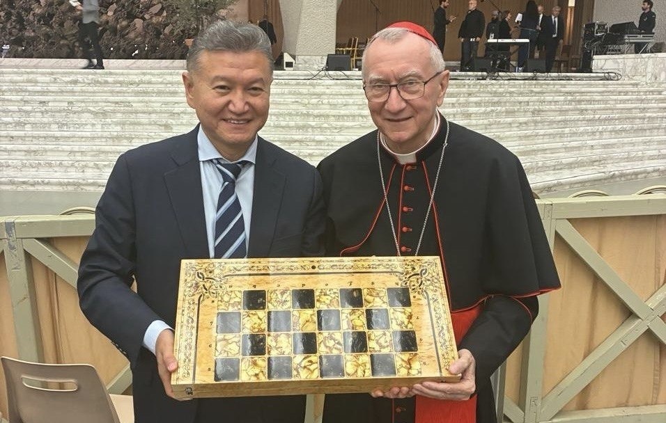 Кремлевский олигарх сделал Папе Римскому подарок (ФОТО) - фото 2 Кремлевский олигарх сделал Папе Римскому подарок (ФОТО) - фото 2