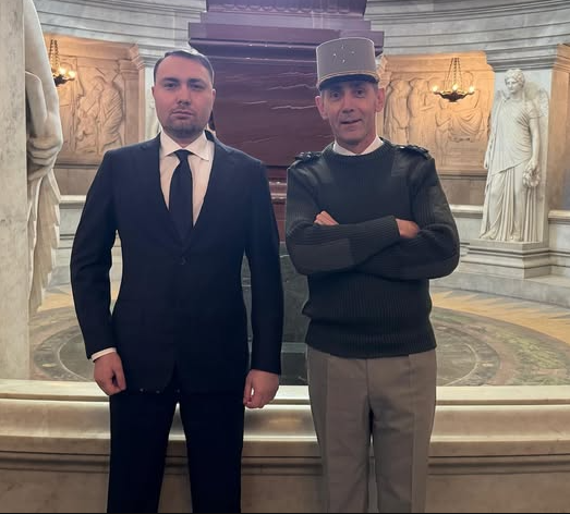 Кирило Буданов кардинально змінив імідж під час візиту до Франції (ФОТО) - фото 2 Кирило Буданов кардинально змінив імідж під час візиту до Франції (ФОТО) - фото 2