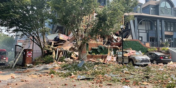 В США произошел взрыв в многоквартирном доме: есть раненые и погибшие (ФОТО) - фото 2