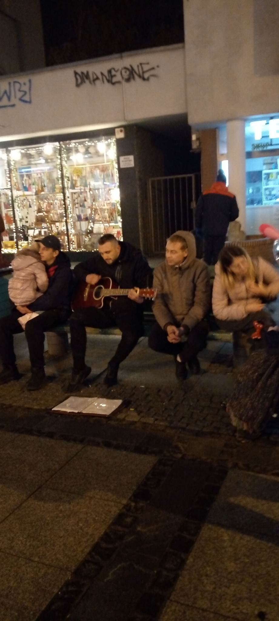 Вечерний Вроцлав: на Рыночной площади отовсюду звучат украинские песни - фото 2