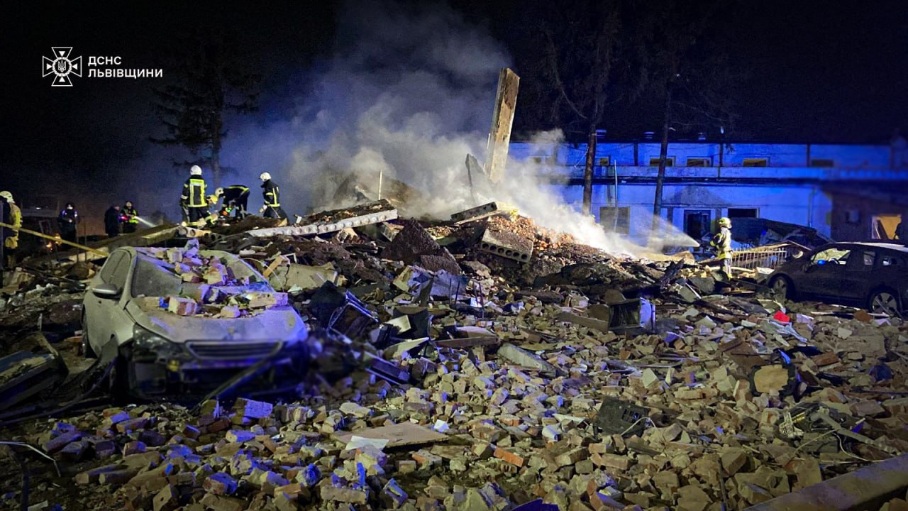 Во Львовской области спасатели ликвидируют последствия мощного взрыва (ФОТО, ВИДЕО) - фото 2