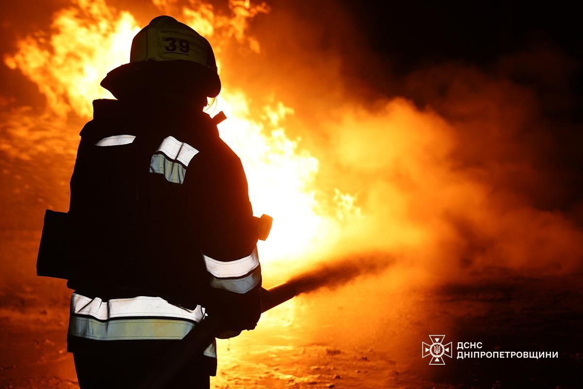 Спасатели показали энергообъект, обстрелянный на Днепропетровщине - фото 2