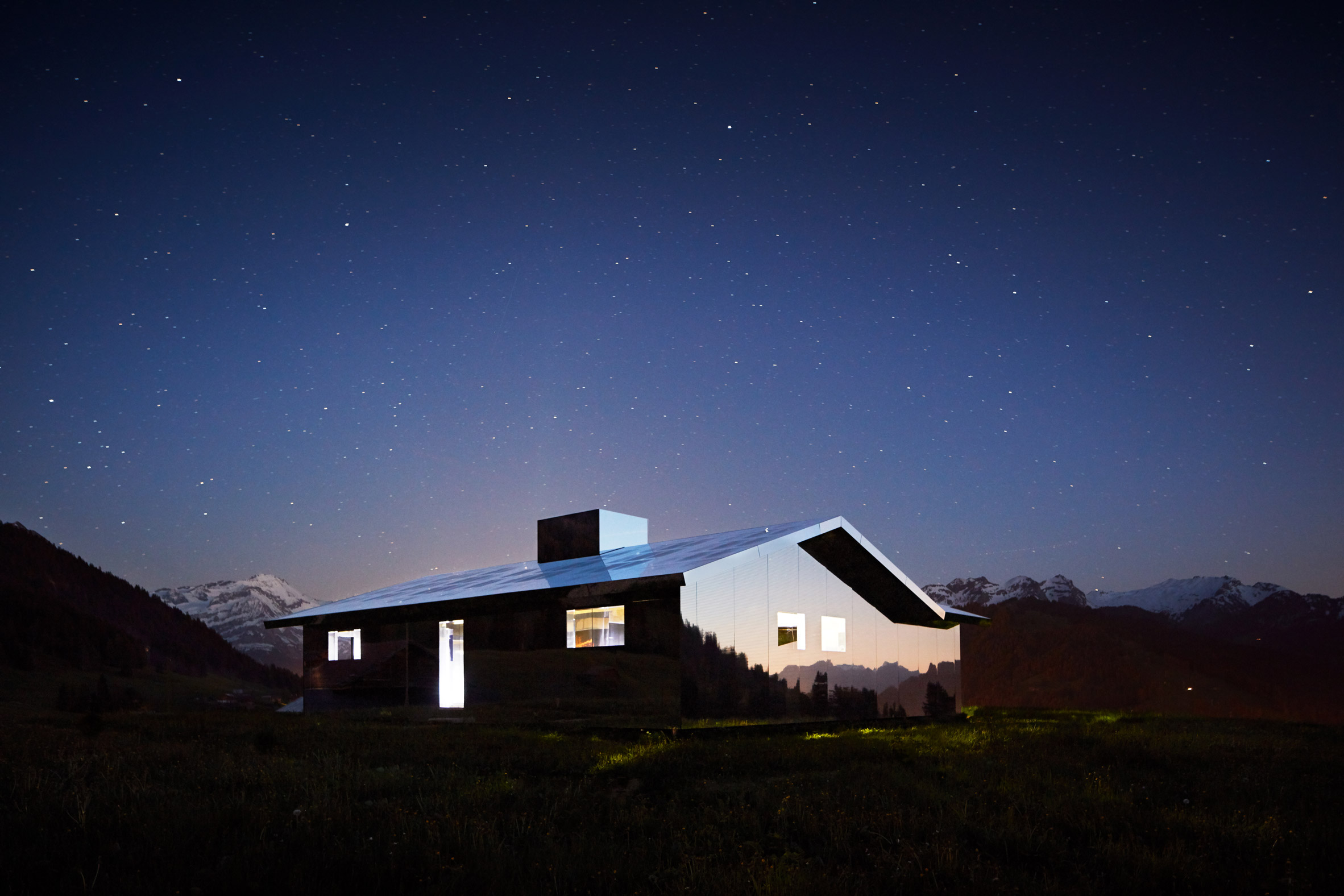 Невероятно: в Альпах построили дом, который отражает смену времен года (видео)  - фото 3