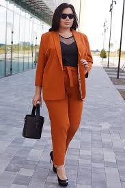 Без балахонов и комплексов: стилисты объяснили, как действительно стоит одеваться полным женщинам - фото 2 Без балахонов и комплексов: стилисты объяснили, как действительно стоит одеваться полным женщинам - фото 2