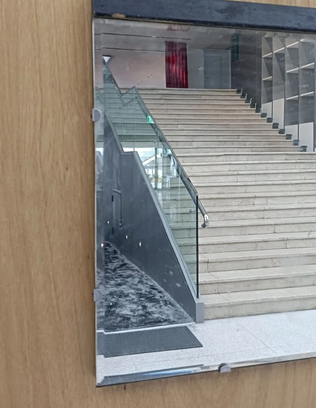 Курьез в музее: уборщик уничтожил произведение искусства, вытерев пыль на зеркале - фото 2 Курьез в музее: уборщик уничтожил произведение искусства, вытерев пыль на зеркале - фото 2