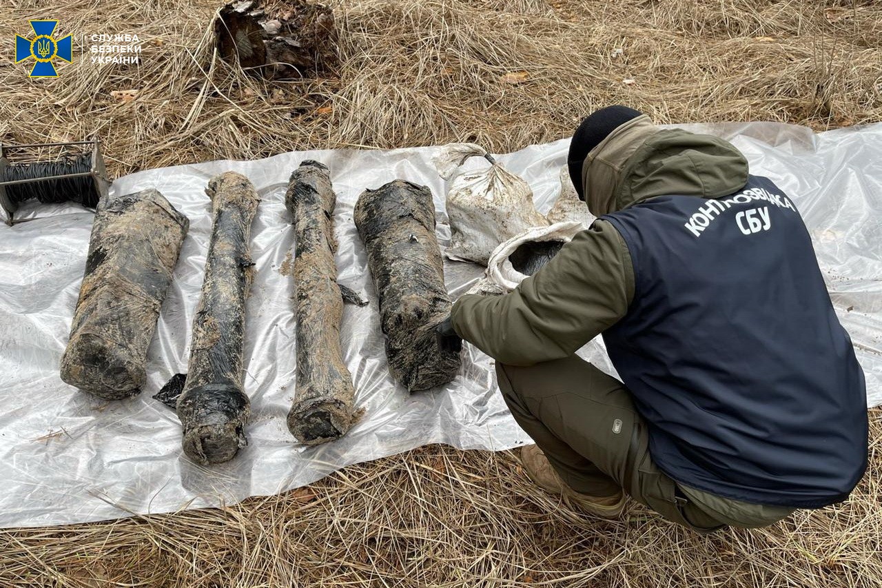 В Украине работал боевик «ЛНР»: где найдено его склад оружия (ФОТО, ВИДЕО) - фото 7