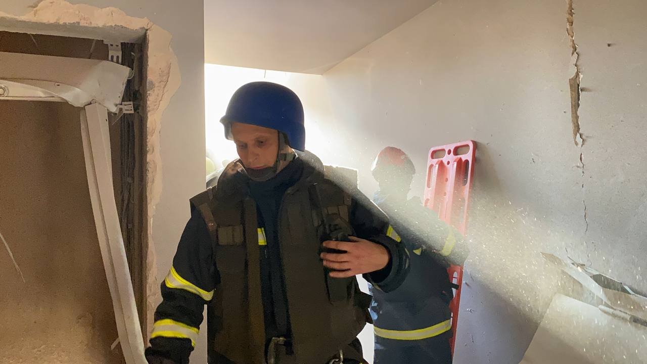 Спасатели показали страшные кадры поиска людей в Киеве под завалами после удара РФ - фото 3
