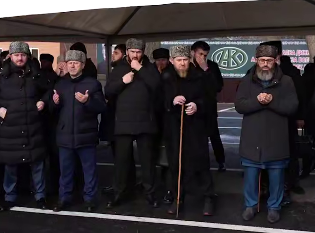 Кадыров впервые появился на публике после новостей о госпитализации: был с тростью в руках (ФОТО) - фото 2