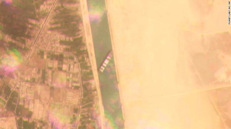 Суецький канал завмер: затор через величезне судно триває третій день (ФОТО, ВІДЕО) - фото 5