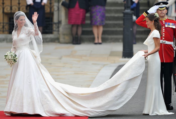 Фотофакт: самые дорогие наряды, которые носили члены британской королевской семьи - фото 17