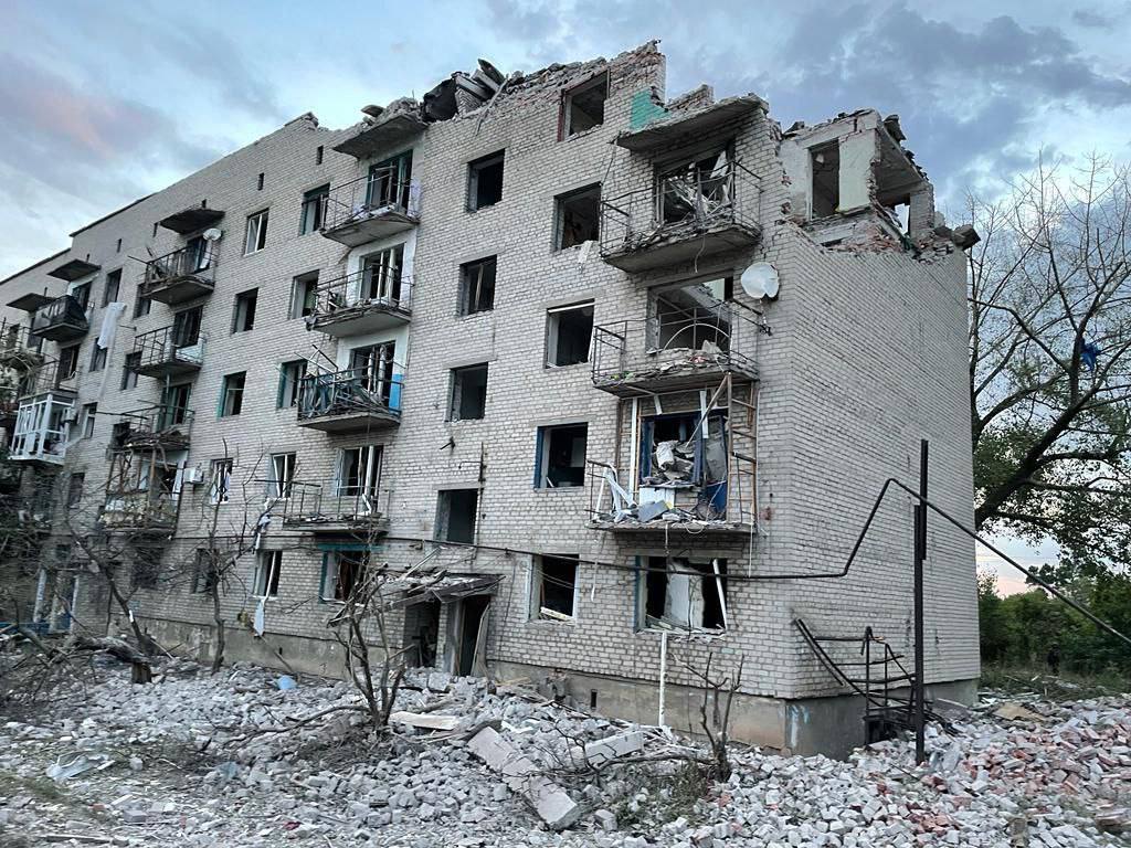 Росія вдарила «Ураганами» по багатоповерхівці на Донеччині: багато загиблих (ФОТО) - фото 3