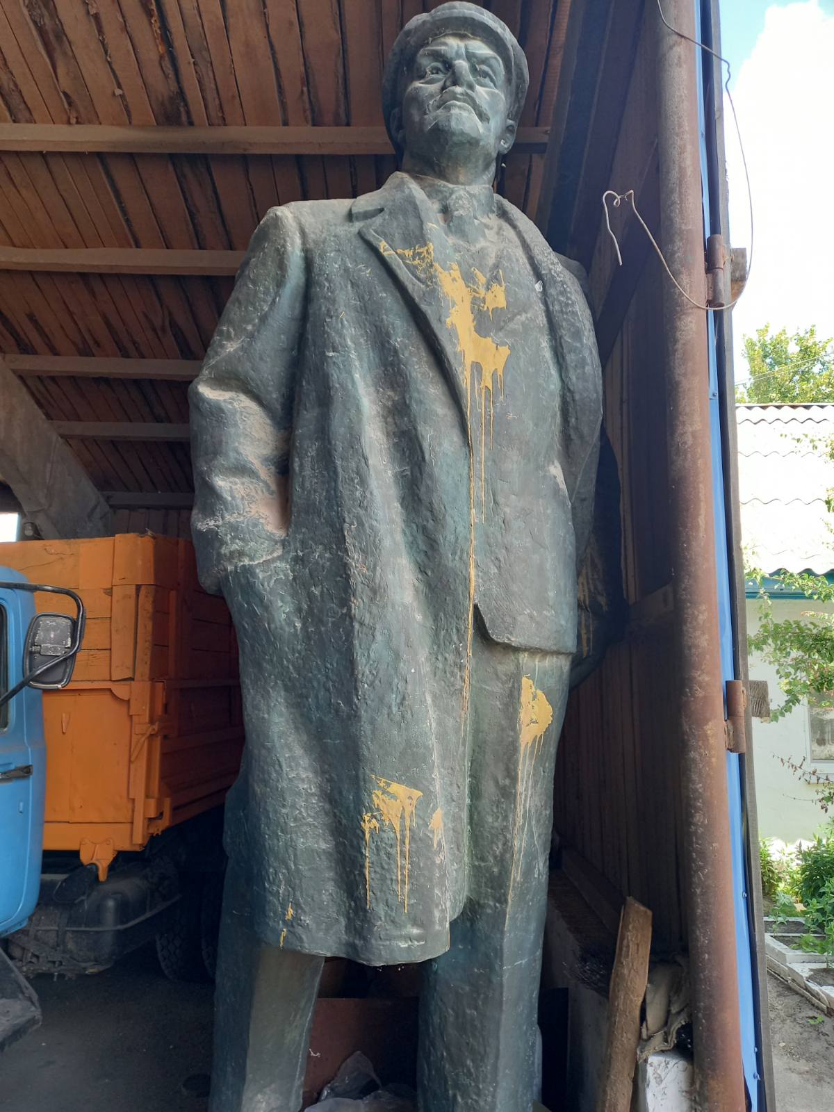 Селищна рада на Полтавщині продає бронзового Леніна: скільки просять за «вождя пролетаріату» - фото 2